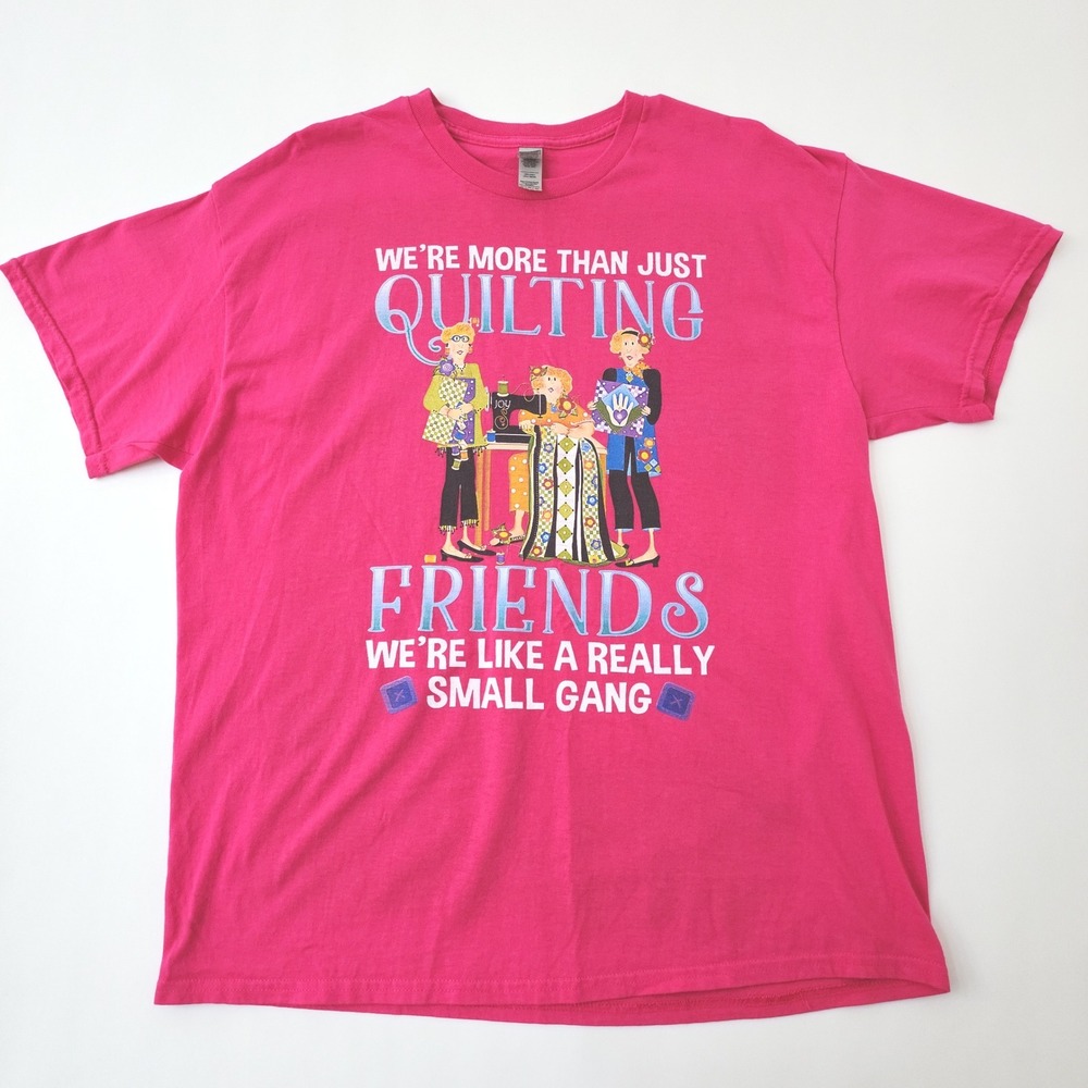 Gildan Quilting Friends Small Gang Graphic T-Shirt Pink XL Mens Womens Humor Tee